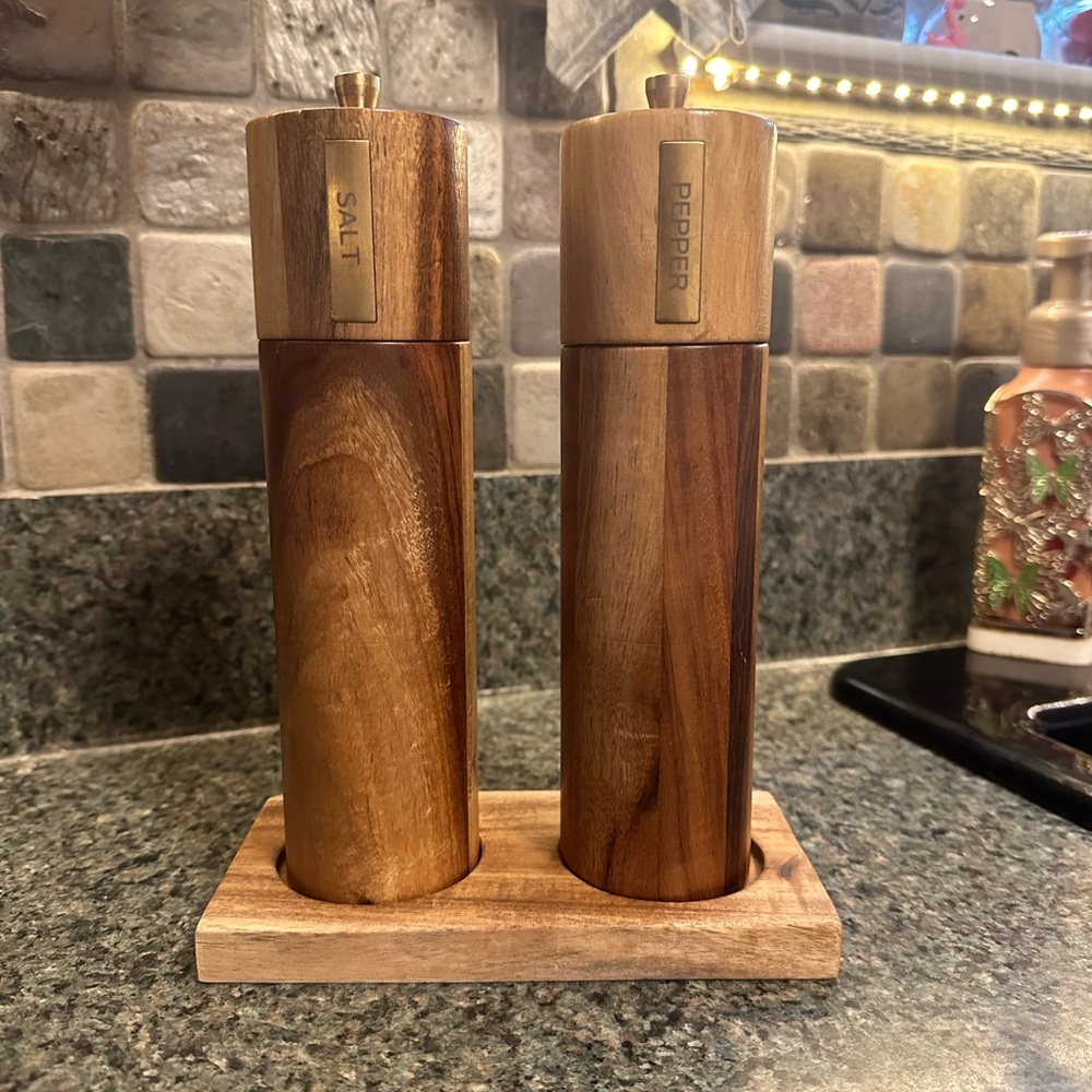 Acacia wood Salt and Pepper Mill with base- excellent used condition!